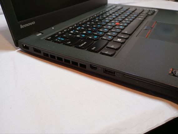 Ноутбук Б-клас Lenovo ThinkPad T450 / 14" (1600x900) TN / Intel Core i5-5300U (2 (4) ядра по 2.3 - 2.9 GHz) / 8 GB DDR3 / 120 GB SSD / Intel HD Graphics 5500 / WebCam / Два АКБ б/в | Зображення 4