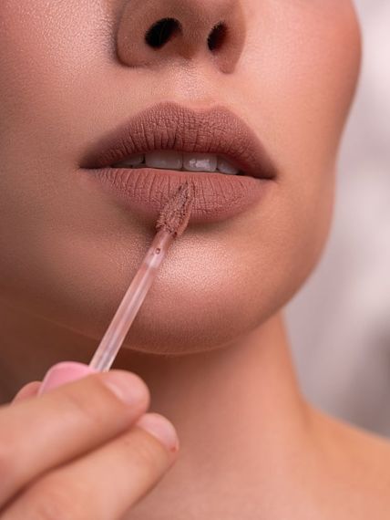 Оксамитова матова помада ZOLA Velour Lip Souffle - 04 Nude Haze (4.2 ml) | Зображення 3