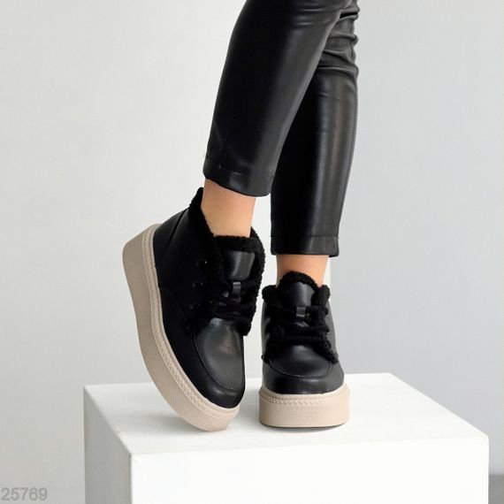 Стильні зимові чорні шкіряні черевики на потовщеній бежевій підошві | Зображення 5