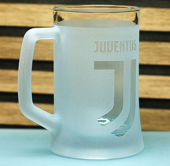 Пивной бокал 670 мл ФК Juventus Ювентус с гравировкой подарок для фаната футбольная кружка | Зображення 1