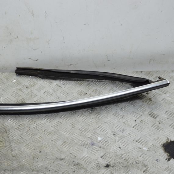 Ущільнювач скла передніх правих дверей Volkswagen Passat B7 2010-2015 з направляючою Фольксваген 3C4837432F | Зображення 2