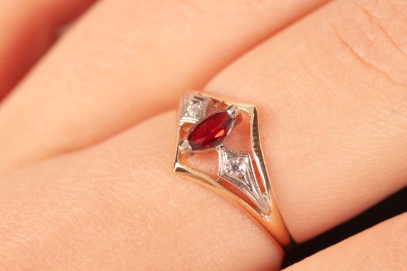 Кольцо из красного и белого золота с гранатом 15.5 | Зображення 4