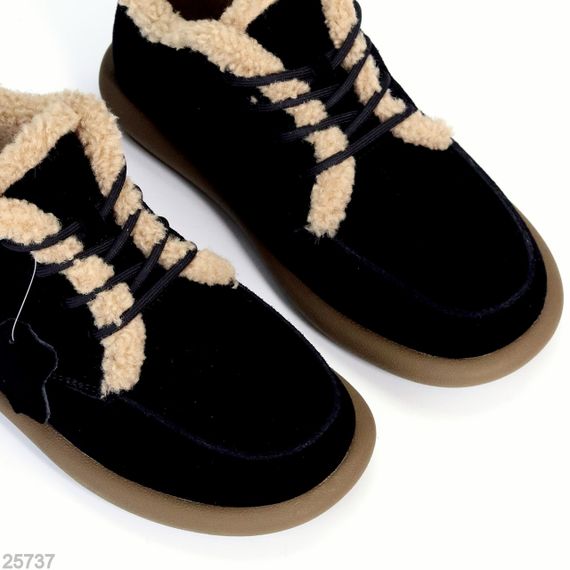 Стильные зимние низкие замшевые черные ботинки с бежевой опушкой