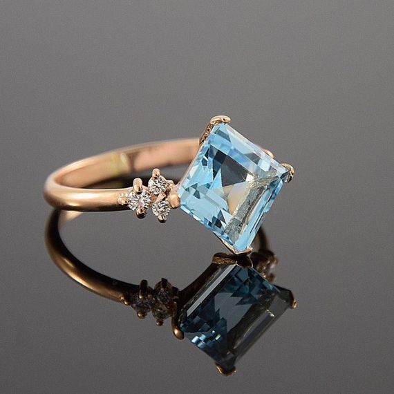 Кольцо из красного золота с топазом 19