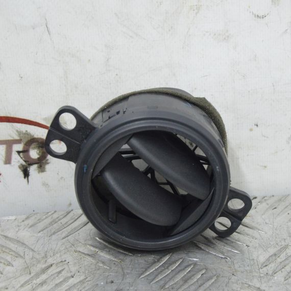 Дефлектор обдування салону Toyota Yaris 1999-2005 Вентиляційна решітка приладової панелі Тойота Яріс 5565052080 | Зображення 1