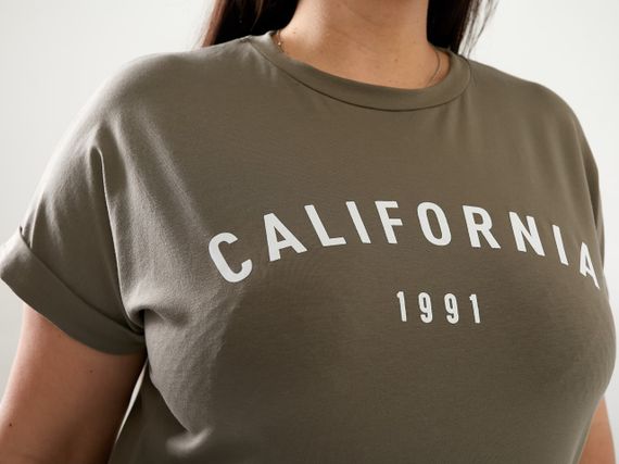 Жіноча футболка California колір світлий хакі р.52/54 432463 | Зображення 2