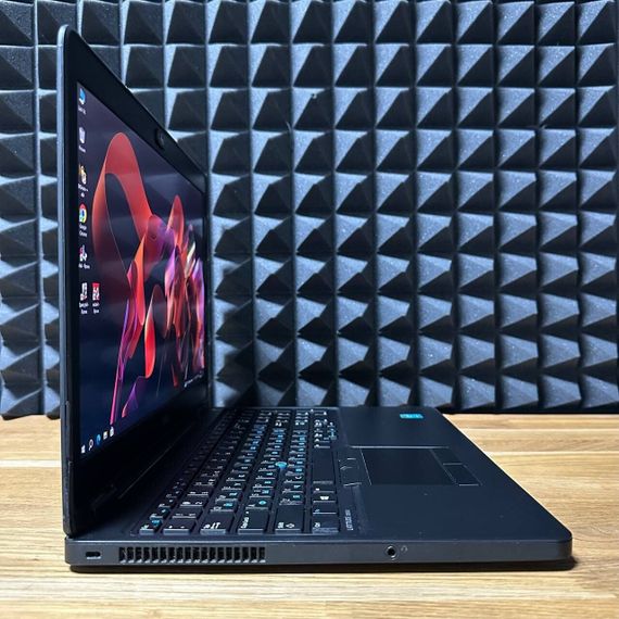 Ноутбук Б-клас Dell Latitude E5550 / 15.6" (1920x1080) TN / Intel Core i5-5300U (2 (4) ядра по 2.3 - 2.9 GHz) / 8 GB DDR3 / 128 GB SSD / nVidia GeForce 830M, 2 GB DDR3, 64-bit / WebCam / Win 10 б/в | Зображення 4