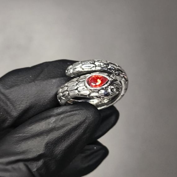 Кольцо-змея для фото ногтей (маникюра) №3 24х18мм с красным камнем, цвет серебро | Зображення 1