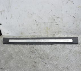 Накладка порога передня права Mercedes W169 W245 2004-2012 Молдинг порога правий Мерседес A1696800074