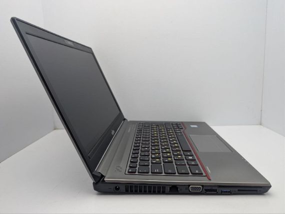 Ноутбук Fujitsu LifeBook E746 / 14" (1366x768) TN / Intel Core i5-6200U (2 (4) ядра по 2.3 - 2.8 GHz) / 8 GB DDR4 / 128 GB SSD / Intel HD Graphics 520 / WebCam б/у | Зображення 3