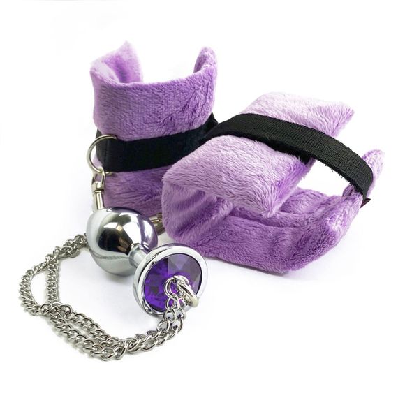 Наручники с пробкой Art of Sex Handcuffs with Metal Anal Plug M Фиолетовый | Зображення 3