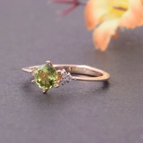 Кольцо из красного золота с хризолитом 18