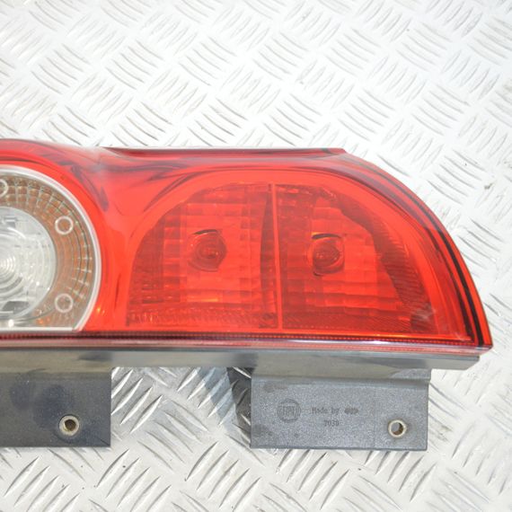 Ліхтар задньої правої разпашної двері Fiat Doblo II 2010-2015 Фара стоп задня права Фіат Добло 2 00518106730 | Зображення 2