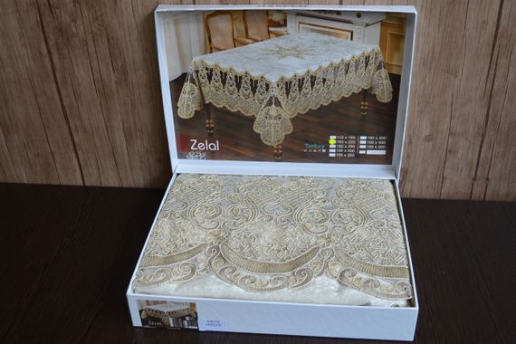 Велюрова скатертина з мереживом Haspen 160×350 см Zelal, кремова | Зображення 1