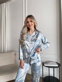 Стильна блакитна шовкова піжама на ґудзиках з принтом