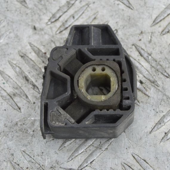 Кронштейн кріплення радіатора Volkswagen Polo IV 2001-2009 Подушка втулка радіатора Фольксваген 012720B