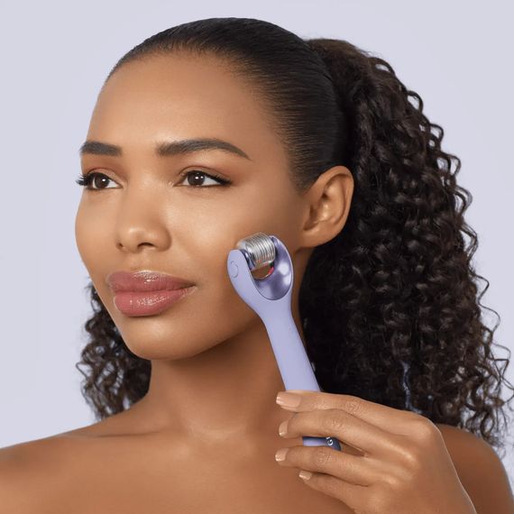Электронный роллер для лица с микроиглами GESKE MicroNeedle Face Roller 9в1 gray, Фиолетовый | Зображення 3