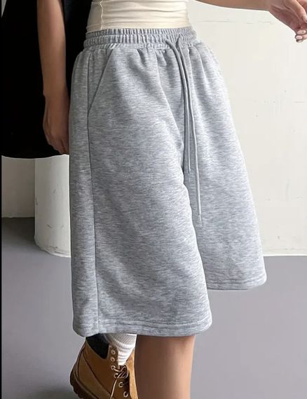 Женские длинные шорты оверсайз широкие свободные SSH710 цвет серый, размер onesize 42/46 | Зображення 2