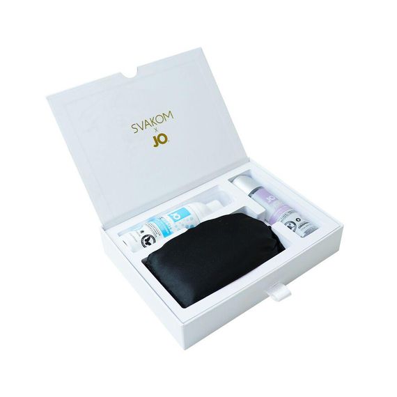 Подарунковий набір Svakom Anniversary Box: вакуумний стимулятор, стрічки, маска, лубрикант, спрей Sex Aura | Зображення 3