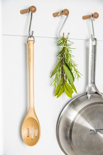 Ложка для сервірування з прорізами KitchenAid Coreline KQR704OHE 34 см бежева