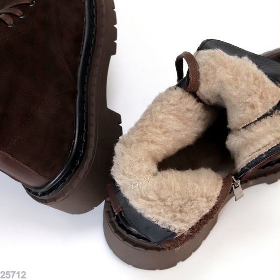 Шоколадні зимові замшеві черевики берці з дизайнерською нашивкою | Зображення 6