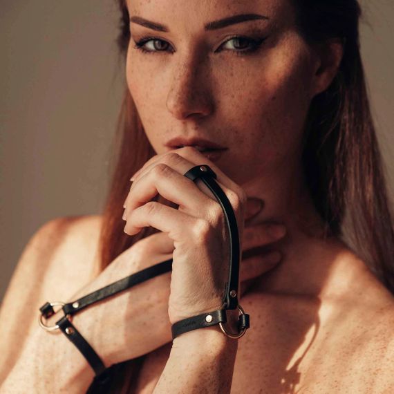 Браслети на зап'ястя та палець MAZE Bijoux Indiscrets чорні, OS | Зображення 1