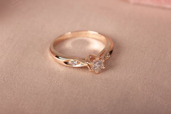 Кольцо из желтого золота с фианитами 18.5 | Зображення 6