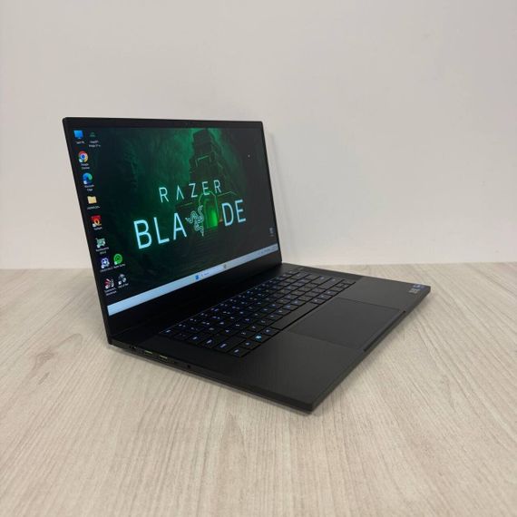 Ігровий ноутбук Razer Blade 15 RZ09-0409 / 15,6" (1920x1080) IPS / Intel Core i7-11800H (8 (16) ядер по 2,3 - 4,6 ГГц) / 32 ГБ DDR4 / 1000 ГБ SSD NVMe / nVidia GeForce RTX 3080, 8 ГБ GDDR6, 256-біт / Веб-камера б/в | Зображення 3