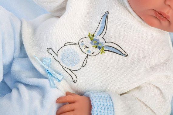 Виниловый Новорождённый Пупс Llorens Мягкая Коллекционная Испанская Кукла 35 см Силиконовый Мальчик в Шапке с Пледом | Зображення 2