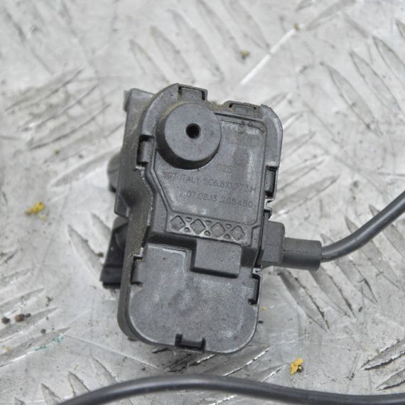 Замок лючка бензобака Volkswagen Golf Jetta Polo 2012-2022 Замок люка топливного бака Фольксваген 5C6810773H | Зображення 1