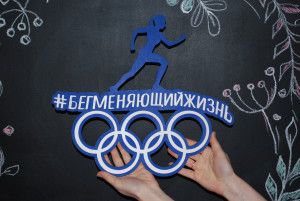 Медальниця біг, легка атлетика іменна з поличкою, дерев'яна, тримач для медалей, медальниці