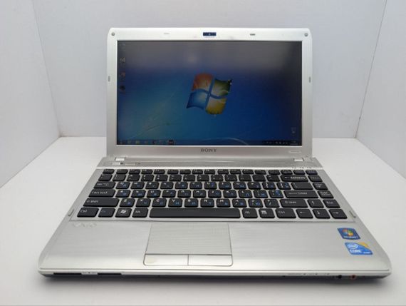 Ноутбук Sony VPC S111FM / 13.3" (1366x768) TN / Intel Core i5-430M (2 (4) ядер по 2.2 - 2.5 GHz) / 6 GB DDR3 / 320 GB HDD / Intel HD Graphics / WebCam / АКБ не тримає б/в | Зображення 1