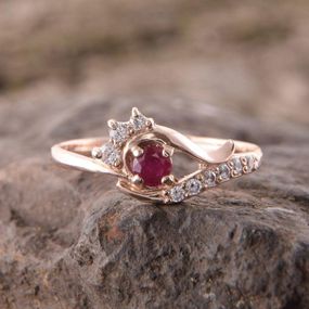 Кольцо из красного золота с рубином 16.5