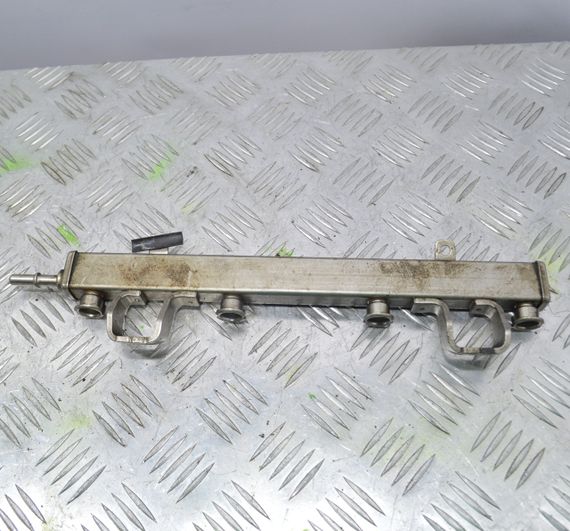 Паливна рейка 1.8 / 2.0 16V Mazda 5 2005-2010 Паливна рампа Мазда 5 6M8G9D280AA
