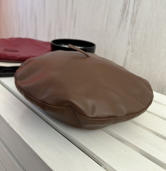 Коричневий жіночий берет зі штучної шкіри 55-58р (850)