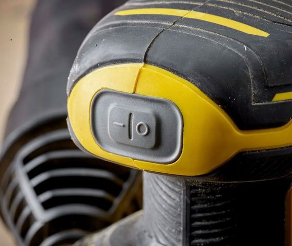 Шліфмашина ексцентрикова акумуляторна Stanley FATMAX з АКБ та ЗП SFMCW220D1S | Зображення 1