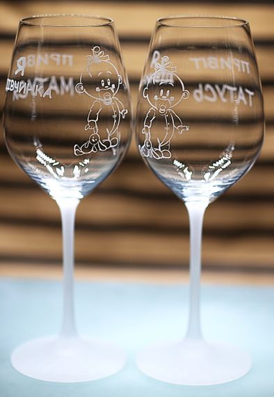 Набір винних келихів на Гендер паті Тато та Мама Хлопчика  з гравіюванням  Подарунок майбутнім батькам | Зображення 1