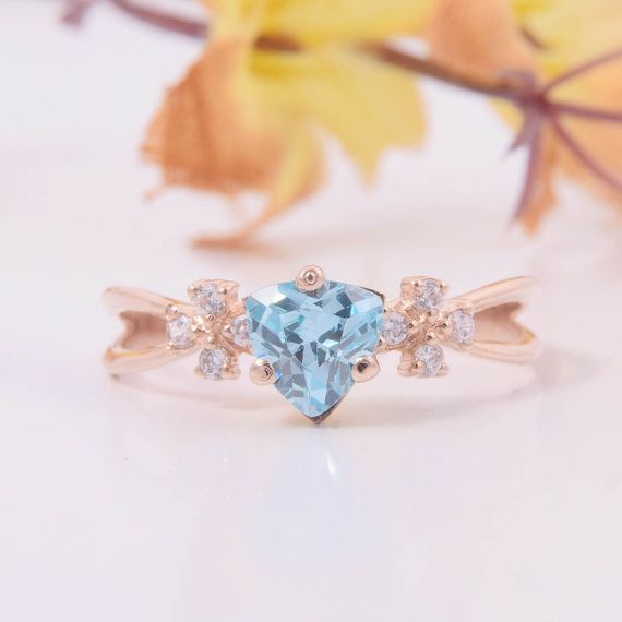 Кольцо из красного золота с топазом 17.5