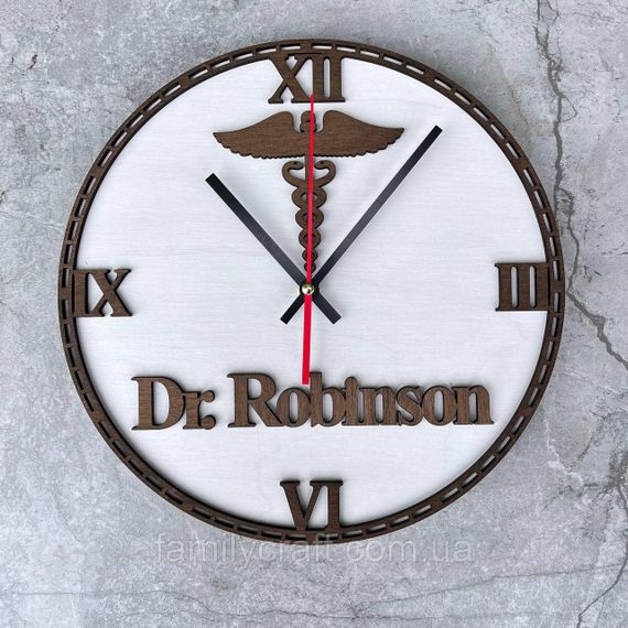 Іменний настінний годинник для лікаря з дерева Подарунок медику або медсестрі