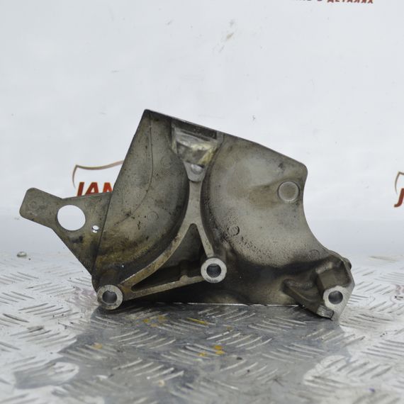 Кронштейн двигуна правий 1.5 DCI Renault Kangoo 1997-... Рено Кенго Канго 8200408663