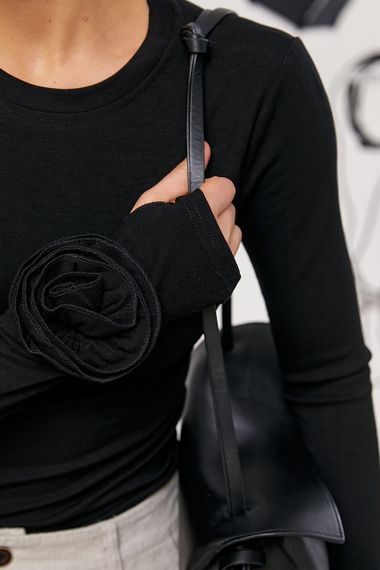 Однотонний лонг з трояндами на рукавах - чорний цвет, ONE SIZE (є розміри) | Зображення 3