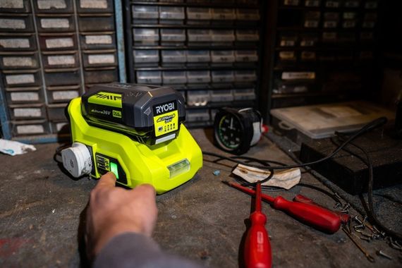Інвертор напруги акумуляторний Ryobi RY36BI300A-0, MAX POWER 36В, 220В, 300Вт/500Вт пікова, (без АКБ та ЗУ) (5133004893) | Зображення 4