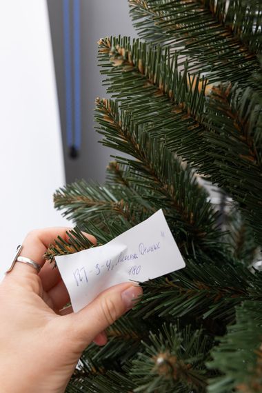 Штучна ялинка «Різдвяна ніч» 1,8 м – преміум-якість, реалістичний вигляд, зелена ялинка з ПВХ на підставці | Зображення 3