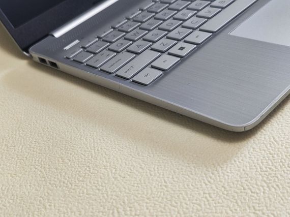 Ультабук Б-класс HP 15-DY2703DX / 15.6" (1366x768) TN Touch / Intel Core i5-1135G7 (4 (8) ядра по 4.2 GHz) / 8 GB DDR4 / 256 GB SSD / Intel Iris Xe Graphics / WebCam б/у | Зображення 2
