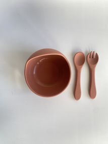 Глибока тарілка силіконова на присосці з приборами темна пудра