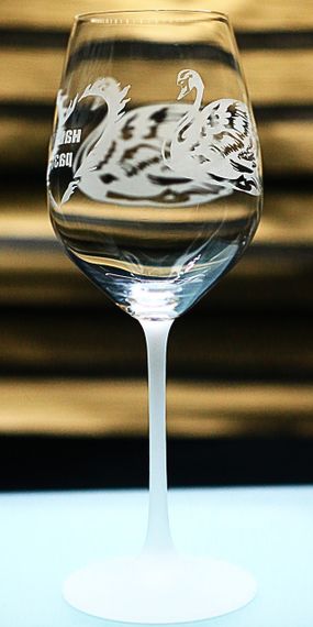 Винний келих 480 мл з гравіюванням Лебеді весільні фужери подарунок на річницю для коханих | Зображення 3