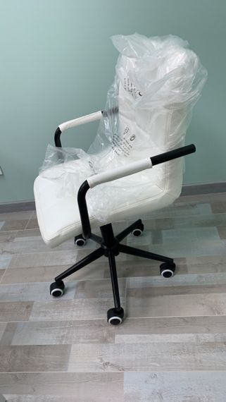 Стул на белой крестовине с пластиковыми колесами Augusto WT-Office 530 с регулировкой высоты, мягкая обивка Кожзам белый | Зображення 3