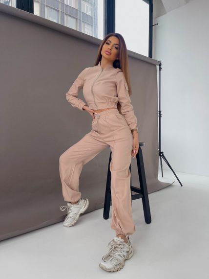 Женский модный прогулочный костюм брюки-джоггеры и короткий жакет LI8893 цвет бежевый, размер 46/48