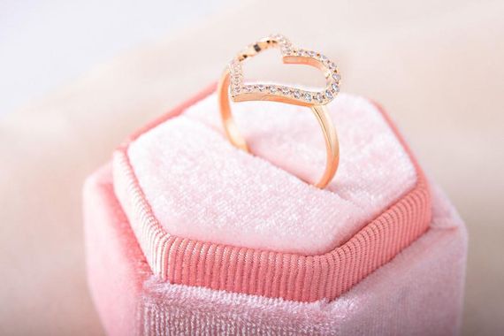 Кольцо сердечко из красного золота с фианитами 21 | Зображення 1