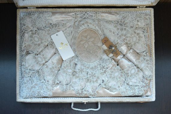 Подарунковий набір для сервірування столу Selin Gamze Set 160×350 см в скрині Бежевий | Зображення 2